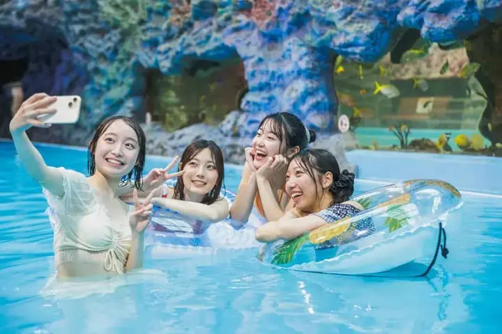 プールで遊ぶ様子