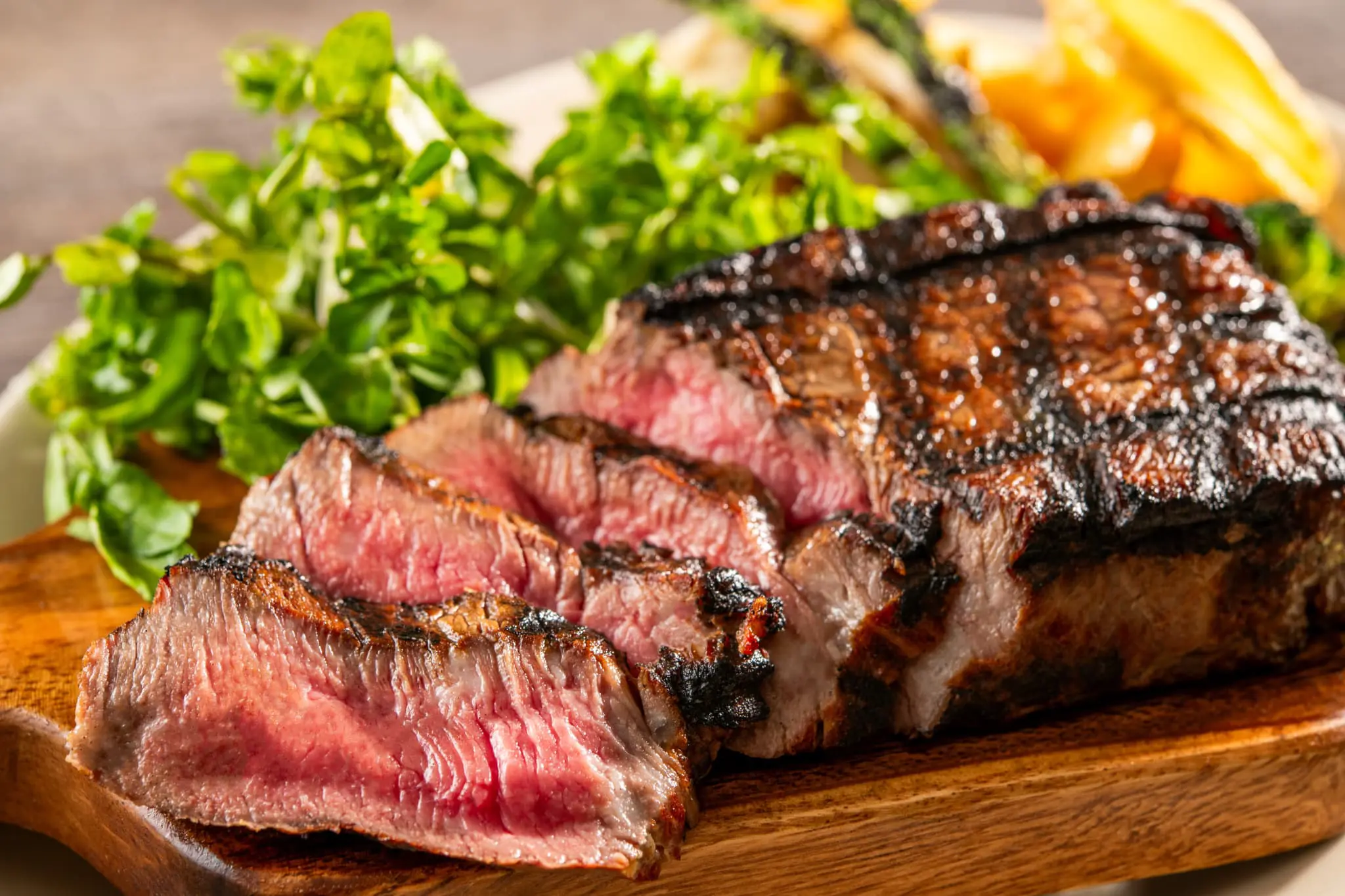 チャコールグリルの肉料理