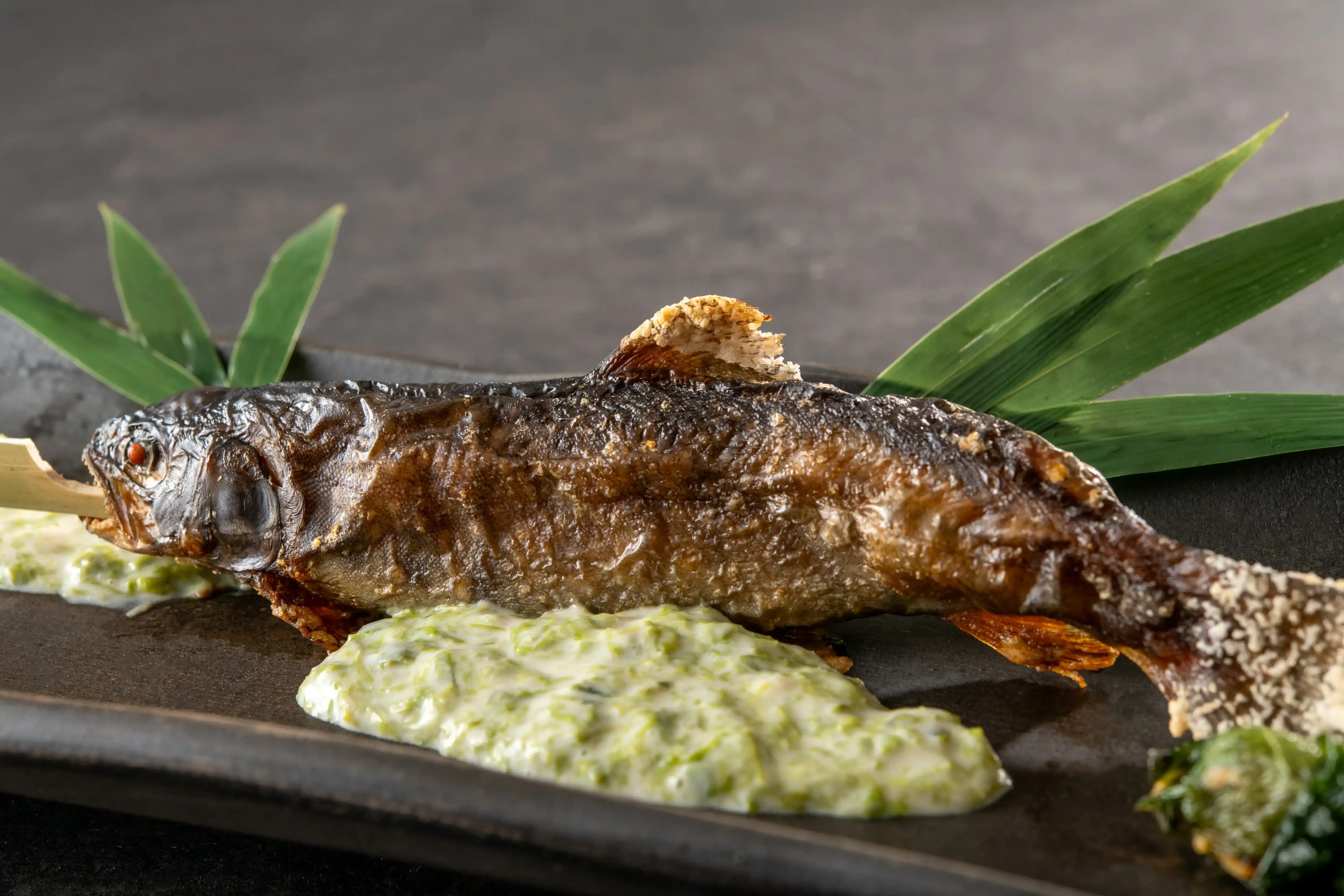 岩魚の薫香焼き　あおさの香り